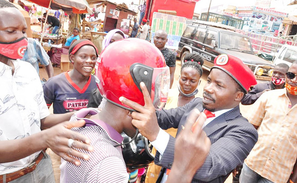 Mukasa ng'ayambaza owa bboodabbooda ekikoofiira. Mukasa ng'ayambaza owa bboodabbooda ekikoofiira.