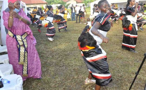 Abazinyi nga basanyusa abantu. Abazinyi nga basanyusa abantu.