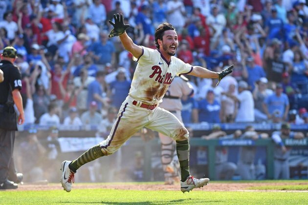 Phillies get walk-off win on Dodgers' fielding error in 10th inning
