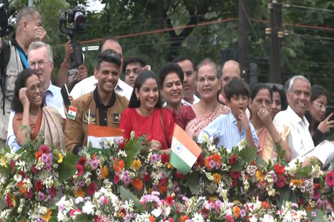 UP: Students cheer for Group Captain Shubhanshu Shukla during road show in Lucknow