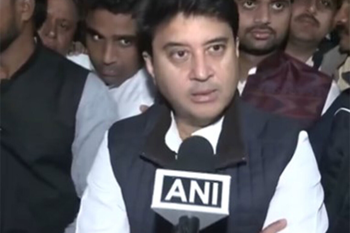 Jyotiraditya Scindia accuses Rahul Gandhi of "maligning" India's image