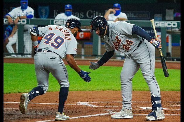 Royals use big bats to fend off Tigers