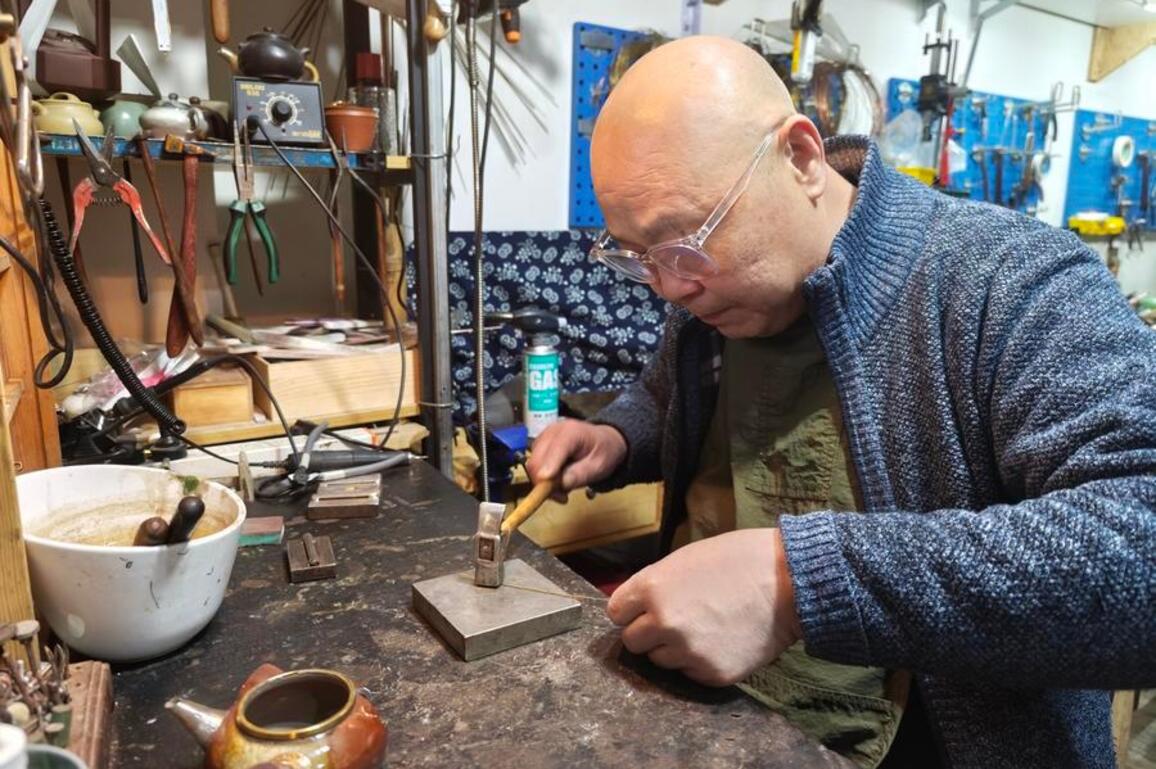 Ancient Chinese ceramic mending craft finds new life