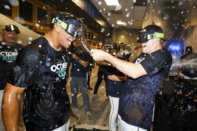 MLB roundup: Mariners clinch first playoff bid since 2001