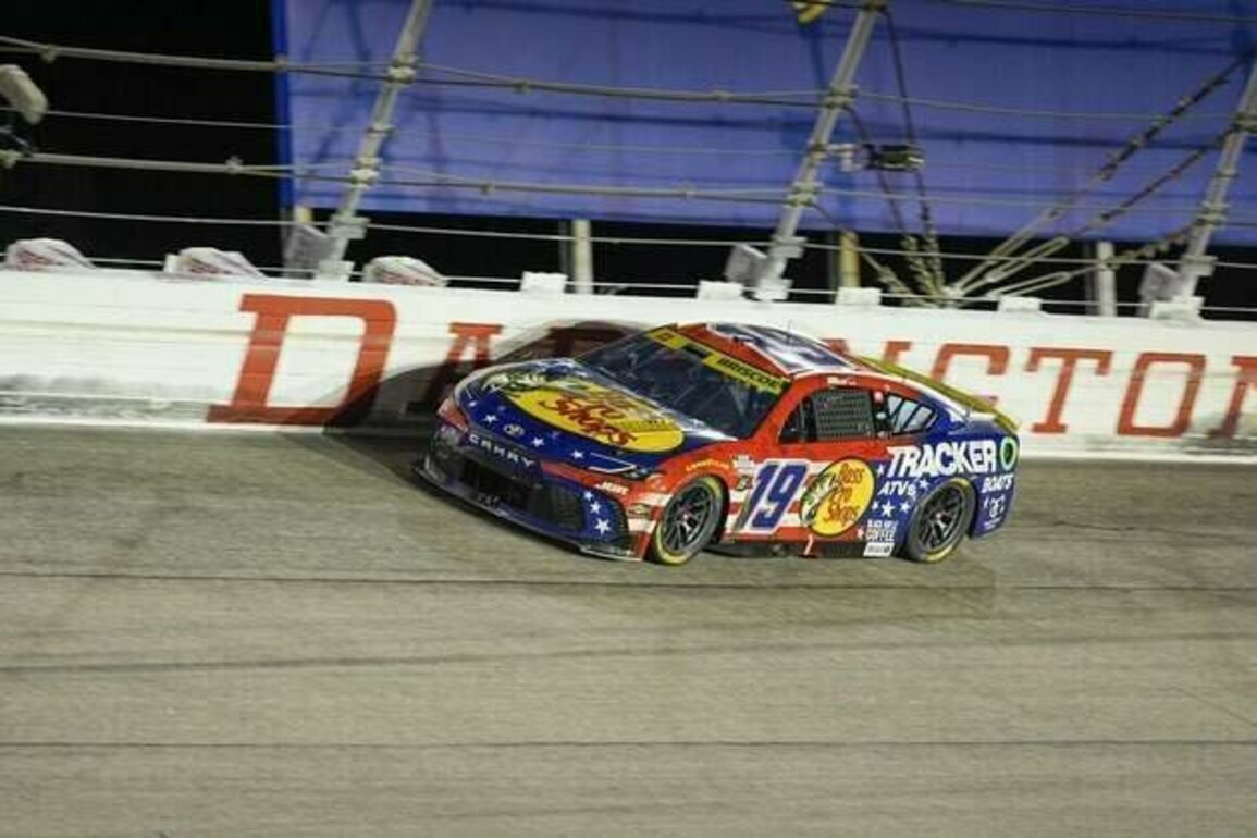 Defending champ Chase Briscoe conquers Southern 500 again, advances to Round of 12