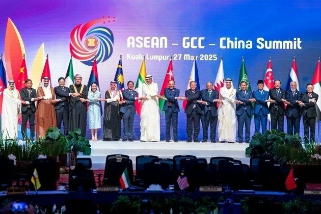 On behalf of UAE President, Saud bin Saqr participates in ASEAN-GCC-China Summit in Malaysia