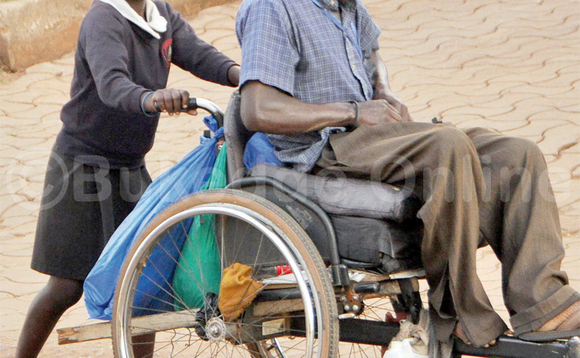 Nakasango ng’asindika kitaawe bagenda okusabiriza ssente. Nakasango ng’asindika kitaawe bagenda okusabiriza ssente.