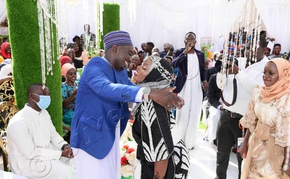 Hanifah kwanjula -Hamudani ng'alaga Hasifah amapenzi. Hanifah kwanjula -Hamudani ng'alaga Hasifah amapenzi.