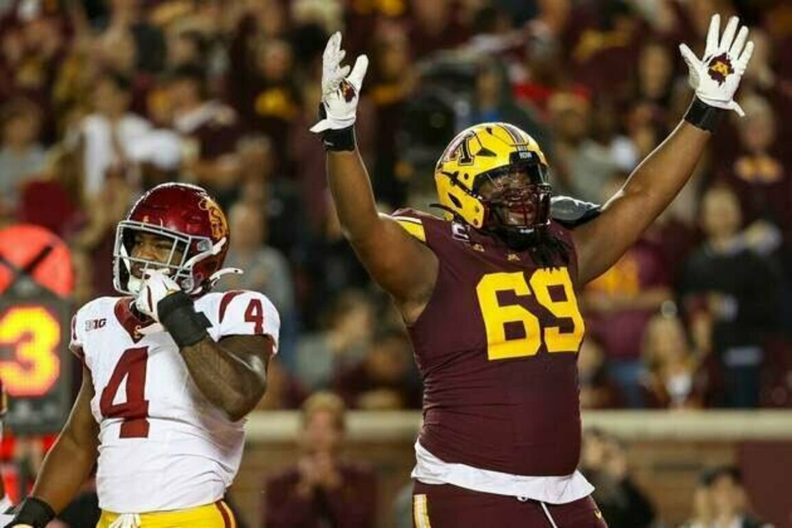 Texans agree to deal with rookie OT Aireontae Ersery