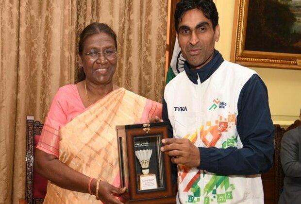 Para ace shuttlers Pramod Bhagat, Sukant Kadam meet President Droupadi Murmu