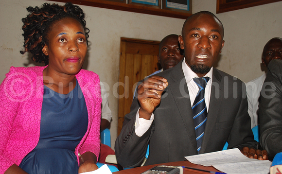 Omumyuka wa ssentebe w'olukiiko lw'abavubuka mu FDC Walid Mulindwa Lubega ng'ayogera eri bannamawulire. Ku kkono y'akulira eby'obulamu mu FDC Asinansi Nyakato. Omumyuka wa ssentebe w'olukiiko lw'abavubuka mu FDC Walid Mulindwa Lubega ng'ayogera eri bannamawulire. Ku kkono y'akulira eby'obulamu mu FDC Asinansi Nyakato.