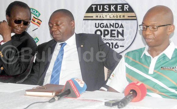 Pulofeesa Anthony Kerali nga ye kapiteeni wa Uganda Golf Union (ku kkono), Johnson Omolo (pulezidenti w'ekibiina) ne Nyimpini Mubanda, maneja wa Uganda Breweries. Pulofeesa Anthony Kerali nga ye kapiteeni wa Uganda Golf Union (ku kkono), Johnson Omolo (pulezidenti w'ekibiina) ne Nyimpini Mubanda, maneja wa Uganda Breweries.