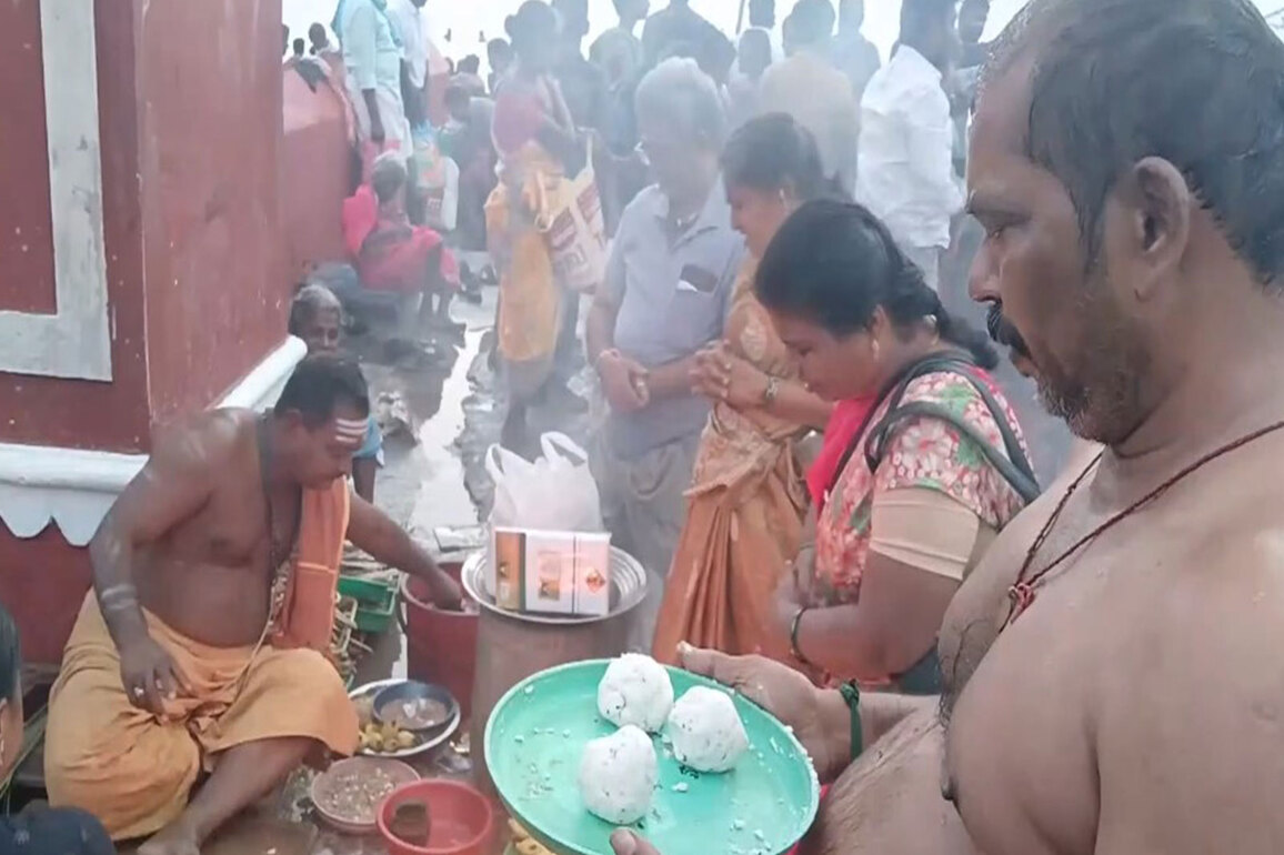 Tamil Nadu: Devotees pay tributes in Rameswaram's Agnitheertham sea on 'Thai Amavasai'