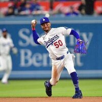 Dodgers put SS Mookie Betts (oblique) on injured list