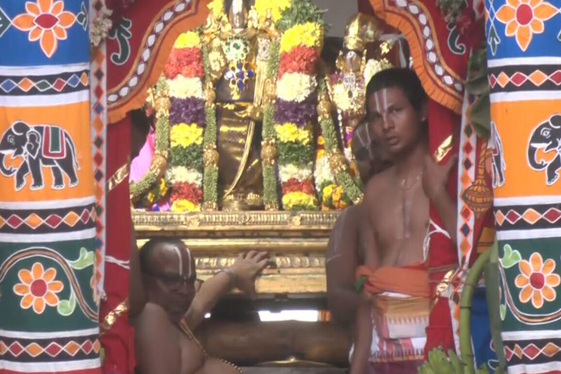 Madurai: Thousands of devotees participate in chariot festival of Koodal Azhagar Temple