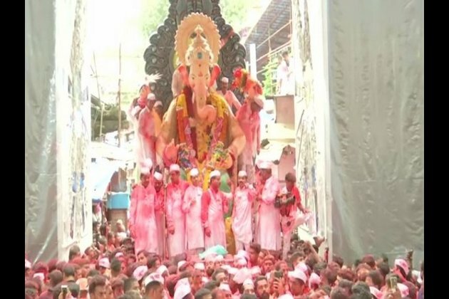 Lalbaughcha Raja heads out for 'Ganpati Visarjan'