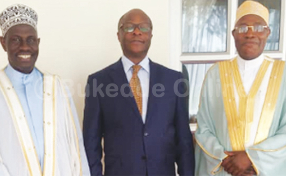 (wakati) ng’ali ne Supreme Mufti Sheikh Ndirangwa (ku ddyo) eyamusisinkanye mu Lubiri e Mmengo. Ku kkono ye Sheikh Hamidu Kateregga akulira ebyeddiini e Kibuli. (wakati) ng’ali ne Supreme Mufti Sheikh Ndirangwa (ku ddyo) eyamusisinkanye mu Lubiri e Mmengo. Ku kkono ye Sheikh Hamidu Kateregga akulira ebyeddiini e Kibuli.