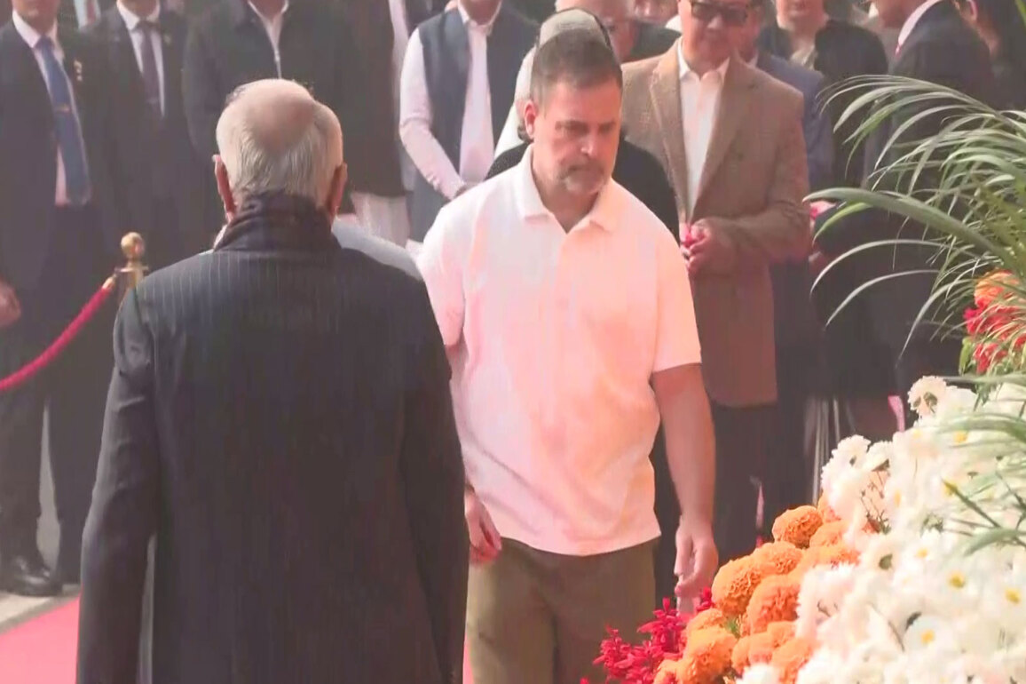 Congress leaders pay tribute to security personnel killed in 2001 Parliament attack