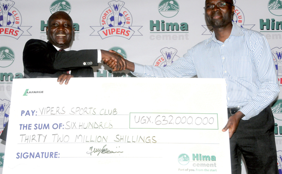 Kitunzi wa Hima Cement, Patrick Mugenyi (ku ddyo) ng'akwasa Mulindwa cceeke. Kitunzi wa Hima Cement, Patrick Mugenyi (ku ddyo) ng'akwasa Mulindwa cceeke.