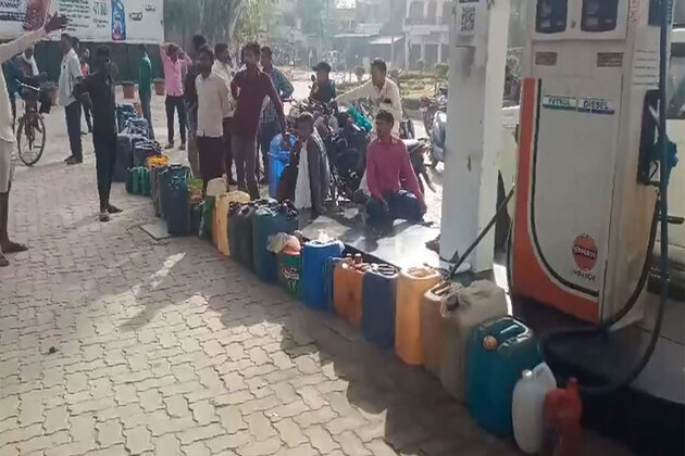 UP: People queue for fuel with canisters in Lakhimpur Kheri even as Govt appealed against panic buying
