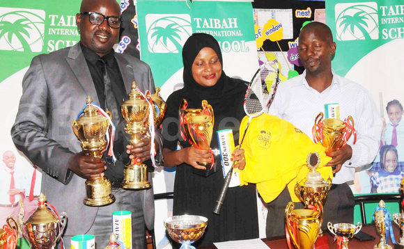 Akulira Taihab Schools e Kawempe, Hajat Marium Mugenyi ne Medi Kagga nga bakwasa Gilbert Ofuyuru (ku kkono) okuva mu kibiina kya Uganda Badminton Association ebikopo n'ebintu ebirala ebigenda okweyambisibwa mu mpaka za Taibah Schools Badminton 2017. (ekif:Silvano Kibuuka) Akulira Taihab Schools e Kawempe, Hajat Marium Mugenyi ne Medi Kagga nga bakwasa Gilbert Ofuyuru (ku kkono) okuva mu kibiina kya Uganda Badminton Association ebikopo n'ebintu ebirala ebigenda okweyambisibwa mu mpaka za Taibah Schools Badminton 2017. (ekif:Silvano Kibuuka)