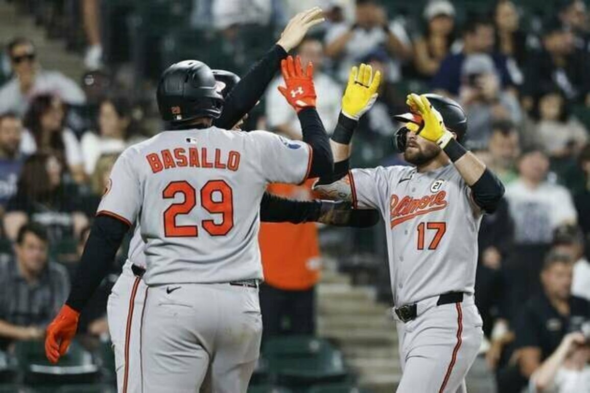 Colton Cowser's 3-run shot powers Orioles past White Sox