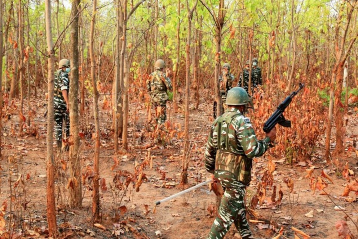 Chharrisgarh: Encounter underway between security forces and Naxals at Bijapur-Dantewada border
