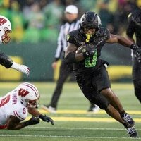No. 6 Oregon overcomes QB injury, slow start to defeat Wisconsin