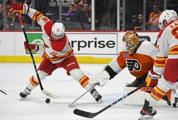 Flames beat Flyers as traded players find spotlight