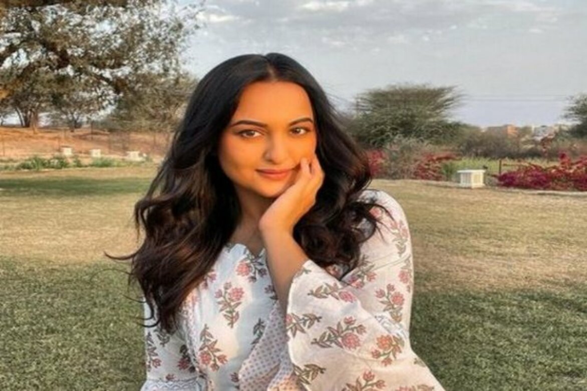 Sonakshi celebrates Eid with 'Kakuda' team