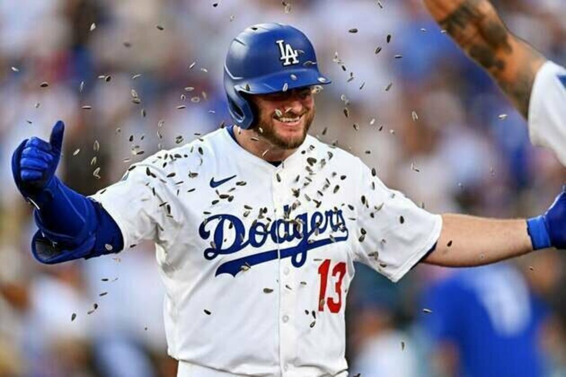 Max Muncy homers twice in Dodgers' runaway win over Cardinals