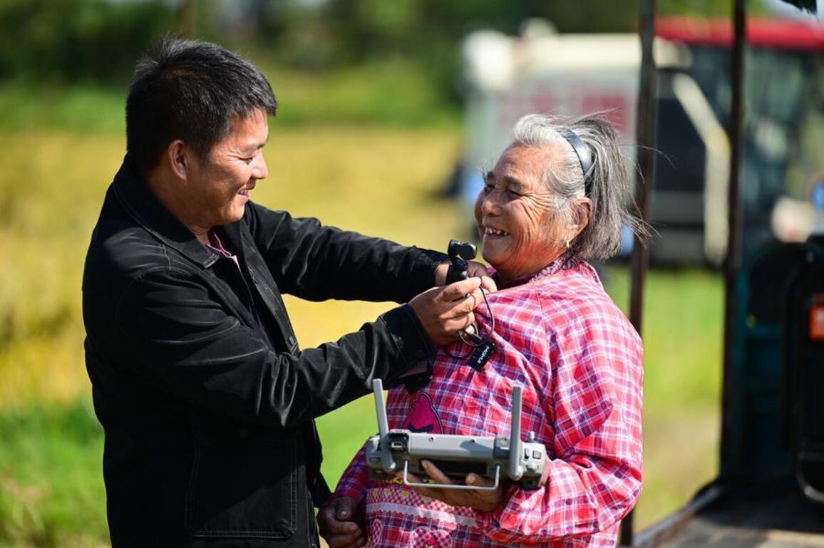 Becoming content creators: New way to embrace retired life for Chinese elderly