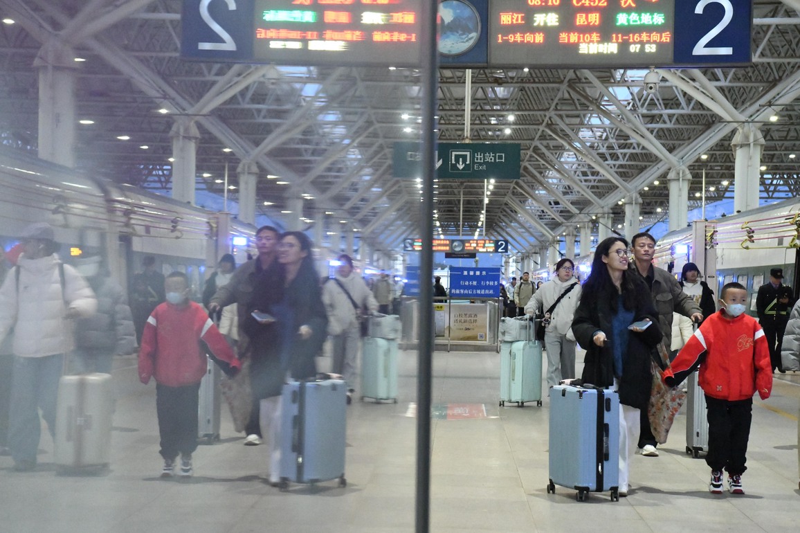 FOCUS | China's Spring Festival travel surge starts with record trips expected