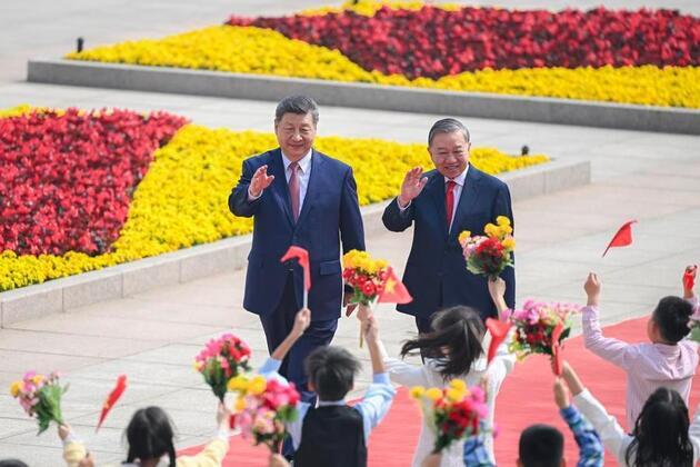 Xi's Album | Chinese, Vietnamese top leaders hold talks in Beijing