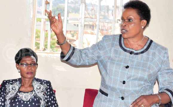 Minisita Beti Kamya ng’ayogera eri abakulembeze b’e Kawempe. Ku kkono ye mubaka Ssebaggala ate ku ddyo ye meeya Sserunjogi. Minisita Beti Kamya ng’ayogera eri abakulembeze b’e Kawempe. Ku kkono ye mubaka Ssebaggala ate ku ddyo ye meeya Sserunjogi.