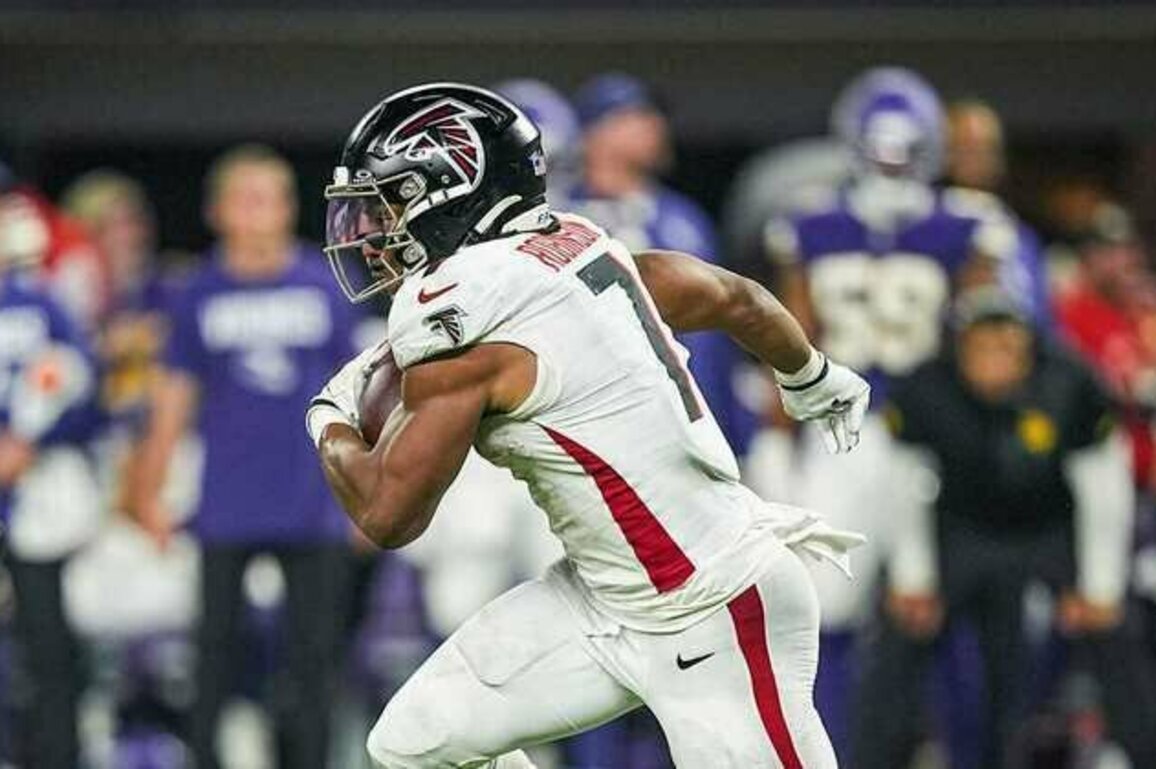 Bijan Robinson is off to the races