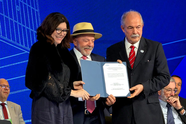 Presidente Lula entre Magda Chambriard, da Petrobras, e Aloizio Mercadante, do BNDES minerais críticos estratégicos vale parceria