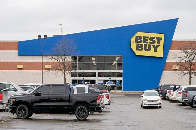 Best Buy lowers outlook as tariff worries and weak sales hit business