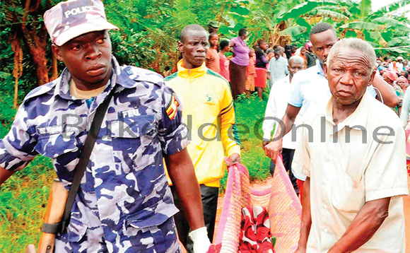 Owa polisi n’abantu abalala nga basitudde omulambo gwa Shakira Mpande. Owa polisi n’abantu abalala nga basitudde omulambo gwa Shakira Mpande.