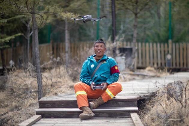 Ranger's 14-year watch over greening mountain on "roof of world"