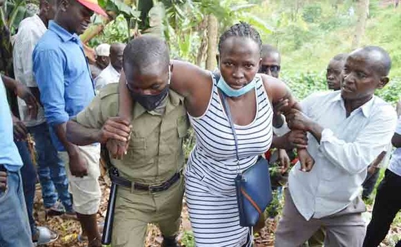 Omuserikale n'omusajja omulala nga bayamba omukazi. Omuserikale n'omusajja omulala nga bayamba omukazi.