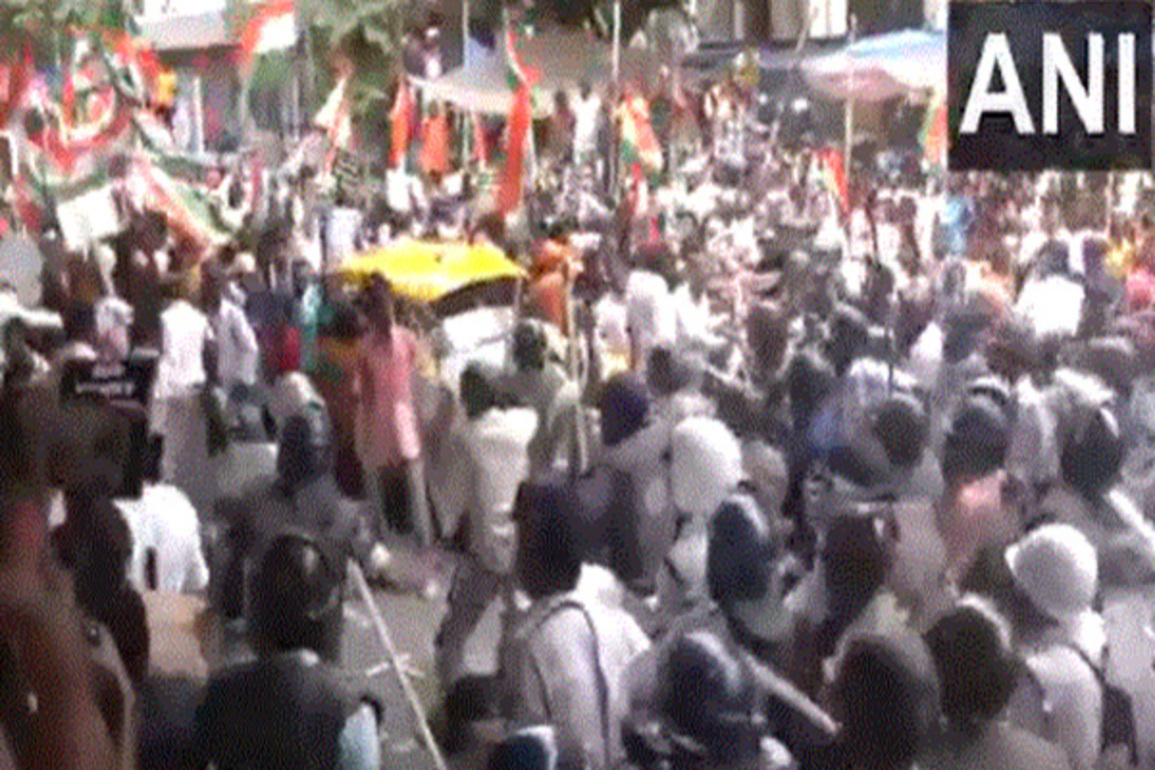 Police lathicharge protestors to stop 'Nabanna Chalo Abhiyan', marking year since RG Kar rape and murder
