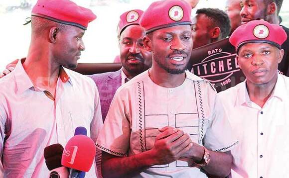 Bobi Wine (wakati) ne Julius Kateregga (ku ddyo) eyawangudde e Ma Bobi Wine (wakati) ne Julius Kateregga (ku ddyo) eyawangudde e Ma