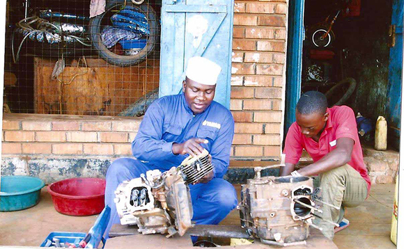 Mudhasi ng'akanika yingini ya pikipiki Mudhasi ng'akanika yingini ya pikipiki
