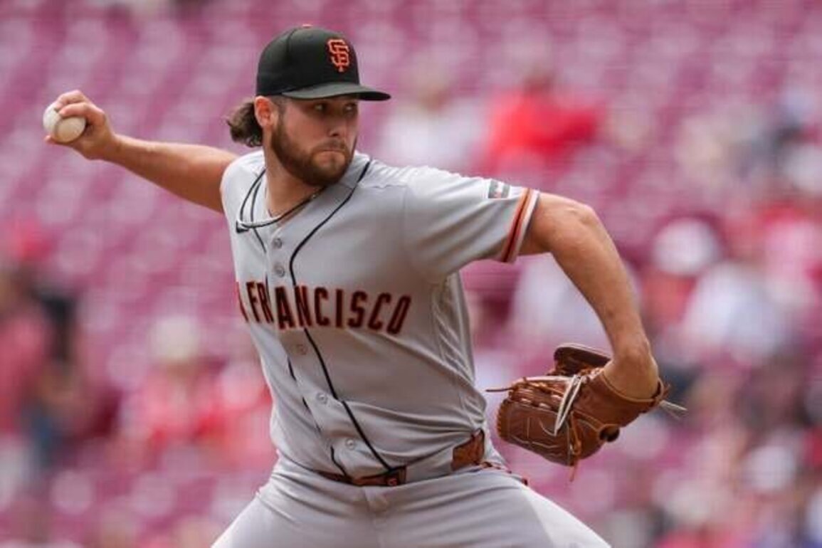 Giants shut down Reds 3-0 as tempers rise in late innings