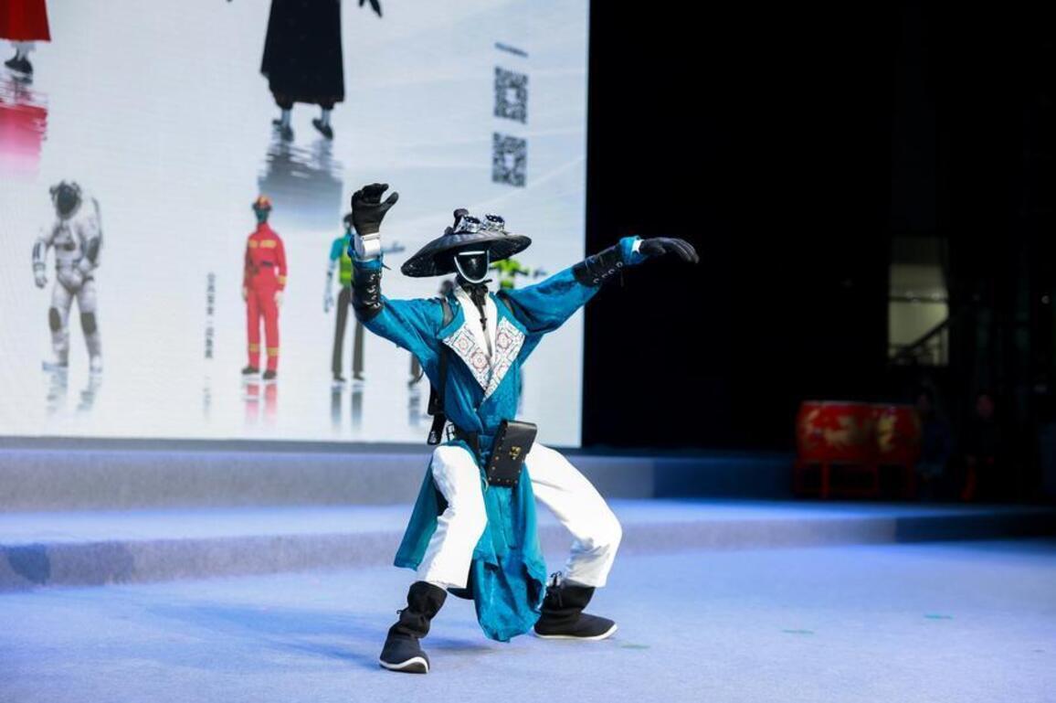 Robots, dolls, pets: Hanfu goes beyond human wardrobe