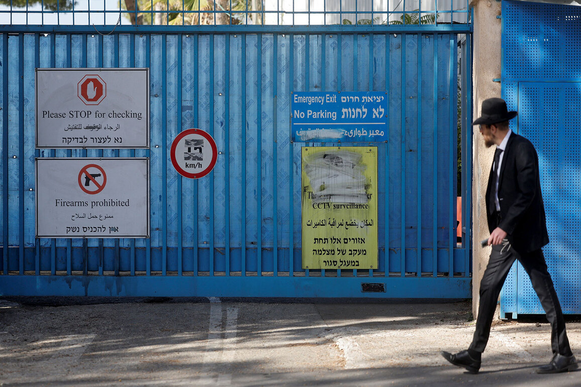 Israel raids UNRWA Jerusalem headquarters, replaces UN flag with theirs