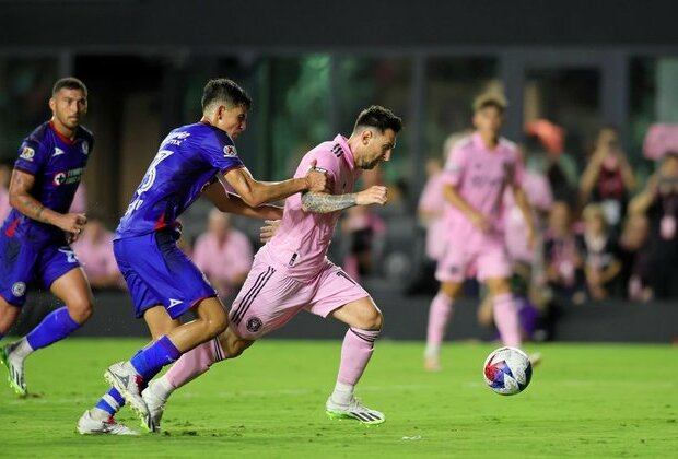 Lionel Messi nets free-kick winner in Inter Miami debut