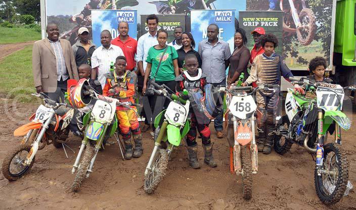  otocross riders and rally drivers onald sebuguzi left and usan uwonge 4th right pose otocross officials tepehen yazi 4th left and sma alinda 5th right after the prerace press conference at aruga racing track pril 26 2016 hoto by ichael subuga