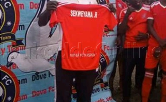 Robert Ssekweyama nga bamwanjula ku butendesi bwa Doves fc Robert Ssekweyama nga bamwanjula ku butendesi bwa Doves fc